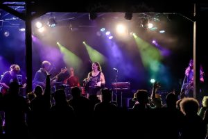 cf6edd8fd7eb-O22onstage